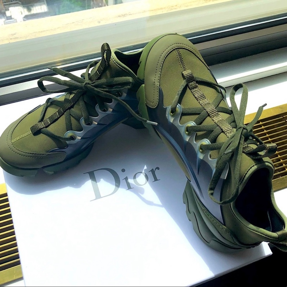 Perfect for the fall very rare color sneakers.